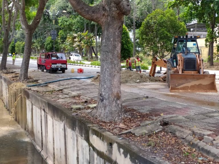  Paip  pecah  Elak guna laluan Lebuh Ayer Keroh arah MITC