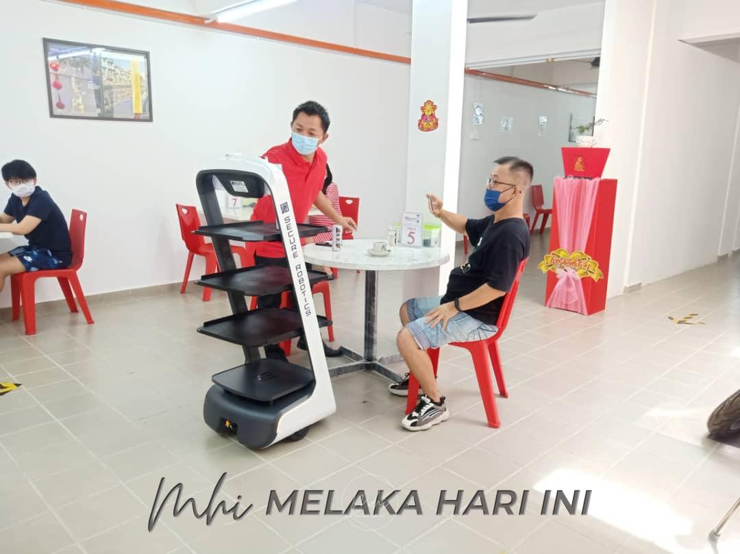 Kopitiam di Tengkera guna penghantar makanan robot