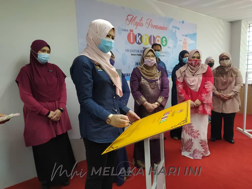 Rina Harun rasmi TASKA OKU pertama di Melaka