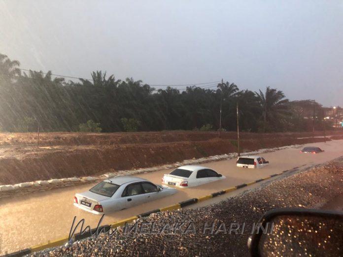 Lima Kereta Ditenggelami Banjir Kilat