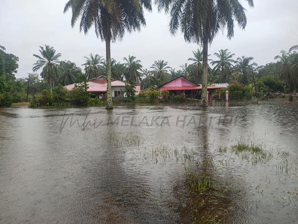 Banjir: Kaki terkena air kejutkan warga emas dari tidur