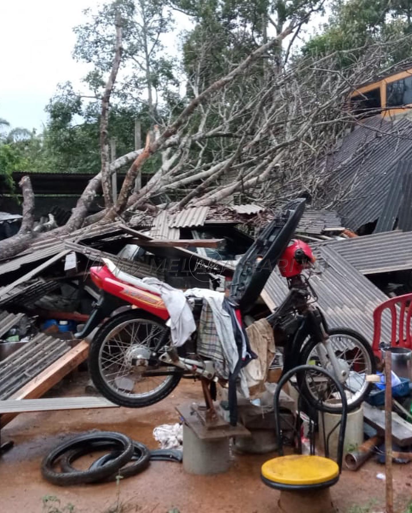 Hampir 30 rumah di Gemas rosak akibat ribut