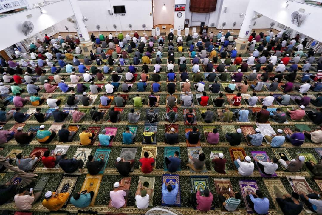 Melaka benarkan solat Tarawih di semua masjid, surau