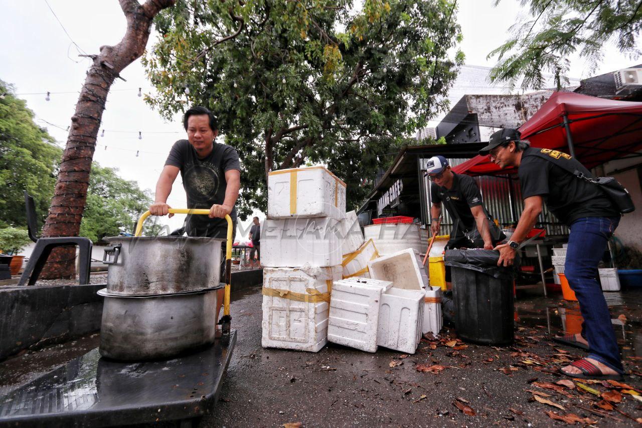 Banjir kilat melanda, pelanggan Cendol Kampung Hulu tetap setia