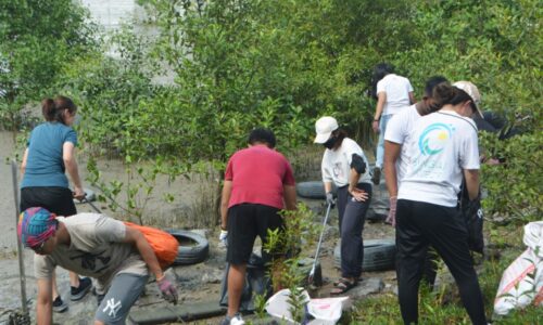 340kg sampah di pesisir pantai Perkampungan Portugis dibersihkan