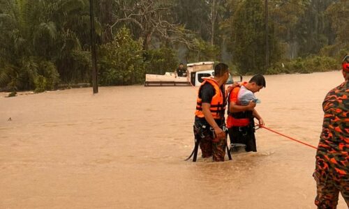 Bomba selamatkan warga emas terperangkap dalam lori akibat banjir