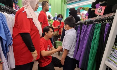 Adam Adli belanja 400 pelajar kelengkapan sekolah