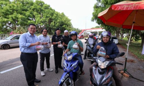 Kongsi rezeki bubur lambuk dengan pengguna jalan raya