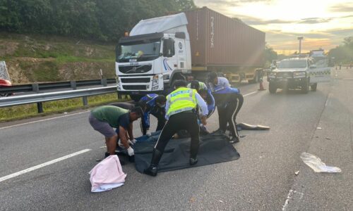 Tukang masak maut motosikal rempuh belakang lori