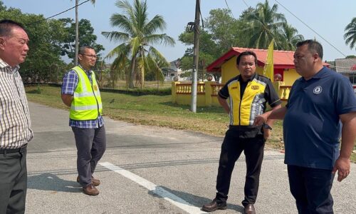 Perabot jalan dipasang di Kampung Paya Mengkuang elak kemalangan