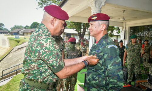 Jeneral Songwit Noonpackdee dianugerahkan beret ‘merun’, Sayap Penerjunan Kanan Kehormat