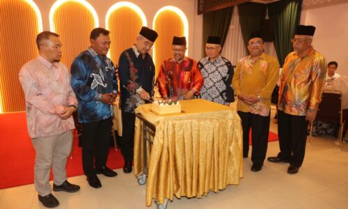 TYT hadir ke Majlis Graduasi UNIMEL