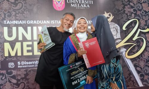 Kenangan manis Nisa Asilah terima Anugerah Graduan Terbaik bersama ibu bapa
