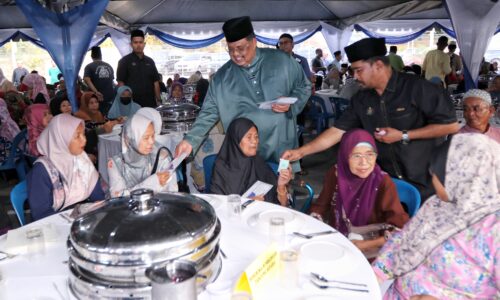 Senyuman Ramadan buat warga Tanjung Bidara, Masjid Tanah