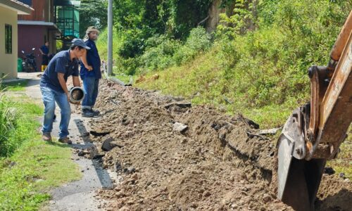 Naik taraf paip air Kampung Gangsa selesai