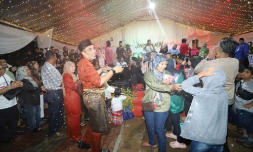 Walaupun hujan, raya di Duyong tetap ‘enjoy’