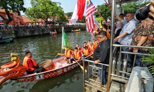 Perarakan perahu naga rancakkan pelancongan Melaka