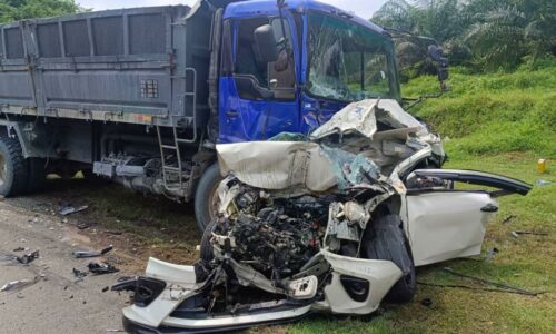 Dua maut, kereta dinaiki dirempuh lori