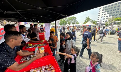 Ketua Menteri sumbang 8,000 minuman percuma buat pengunjung