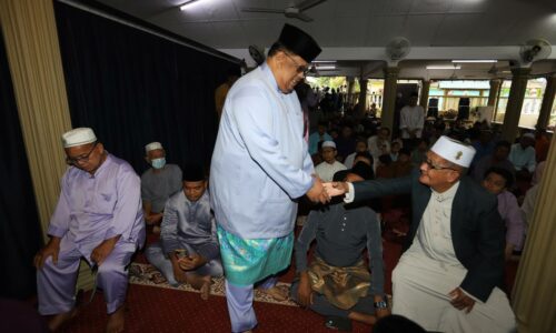 Ab Rauf solat sunat Aidiladha bersama penduduk Kampung Pulau