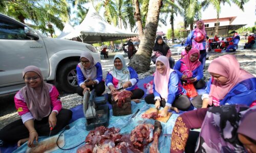 Wanita teruja kali pertama sertai ibadah korban