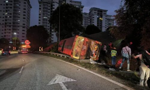 Bas ekspres langgar pembahagi jalan, tujuh cedera ringan