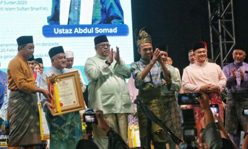 Melaka beri Anugerah Murabbi Nusantara kepada Ustaz Abdul Somad