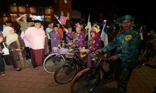 400 berarak dengan busana klasik, kebaya di Banda Hilir