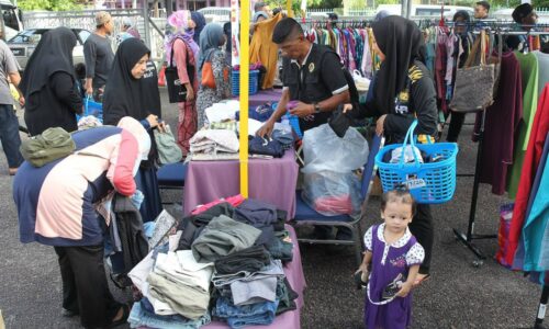 ‘Ayah pesan ambil baju percuma untuk adik’