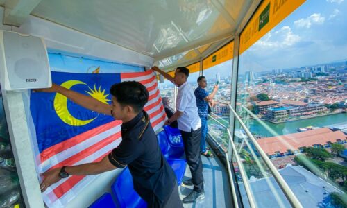 Kibar Jalur Gemilang, nanas percuma di Menara Taming Sari