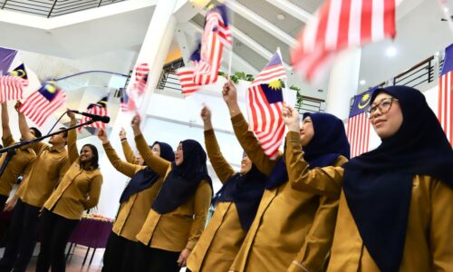 MPHTJ pasang 5,000 Jalur Gemilang meriahkan sambutan Bulan Kebangsaan