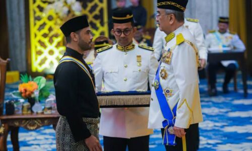 Remy Ishak kini bergelar Datuk