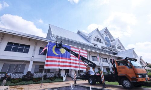 Jalur Gemilang gergasi gah berkibar di Graha Makmur