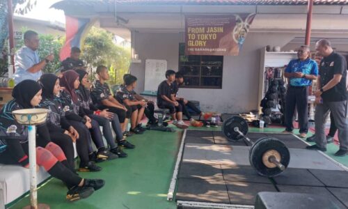 Atlet angkat berat berazam sumbang pingat