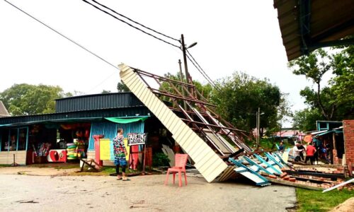 BUMBUNG ‘HILANG’ DITERBANGKAN RIBUT