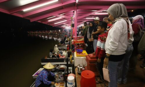 PASAR TERAPUNG, PASAR PINK JADI TUMPUAN ‘KAKI MAKAN’