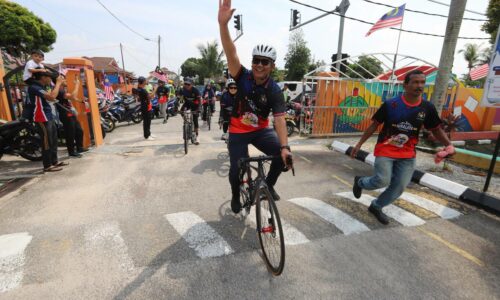 LEBIH 1,000 SERTAI KAYUHAN MERDEKA DUN TELOK MAS