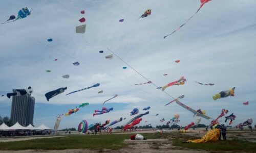 10,000 MERIAHKAN KARNIVAL USAHAWAN, FESTIVAL LAYANG-LAYANG MELAKA