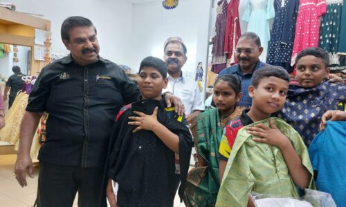 DEEPAVALI: 75 MURID DAPAT SUMBANGAN BAJU RAYA