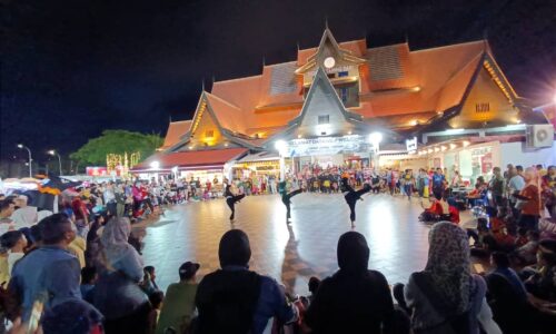 ‘MARTIAL ARTS’ PUKAU PENGUNJUNG MENARA TAMING SARI