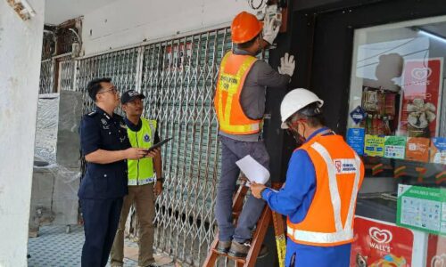 POLIS, TNB GEMPUR PREMIS JUDI, POTONG ELEKTRIK