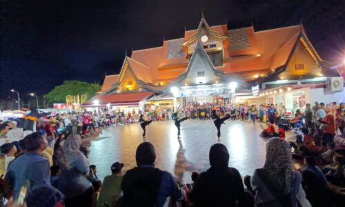 AKSI SENI TEMPUR PUKAU PENGUNJUNG MENARA TAMING SARI