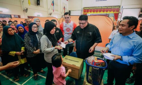 MANGSA BANJIR TERIMA BANTUAN KECEMASAN