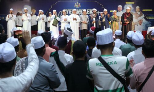 AYER MOLEK BERSELAWAT DITERUSKAN TAHUN DEPAN