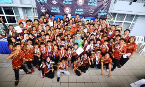 MELAKA KUASAI SUKAN FINSWIMMING