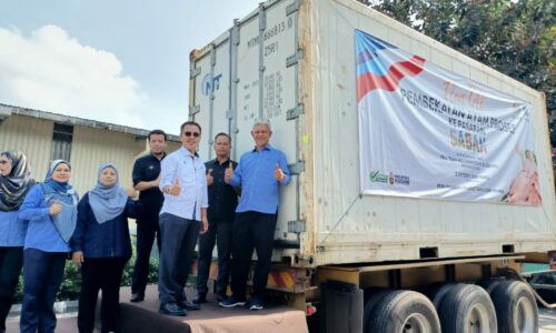 300 TAN METRIK AYAM ‘TERBANG’ KE SABAH