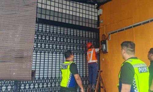 POLIS JASIN POTONG BEKALAN ELEKTRIK DI LIMA PREMIS JUDI HARAM