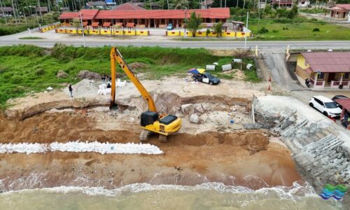 ‘SANDBAG’ KURANGKAN RISIKO HAKISAN PANTAI PUTERI