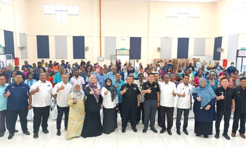 CAHAYA DEEPAVALI BUAT 140 WARGA TANGGA BATU