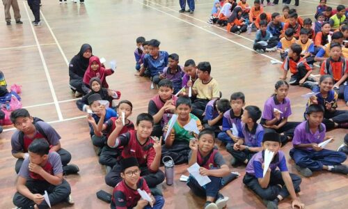 90 WAKIL MELAKA KE KEJOHANAN SCIENCE PAPER PLANE PERINGKAT KEBANGSAAN